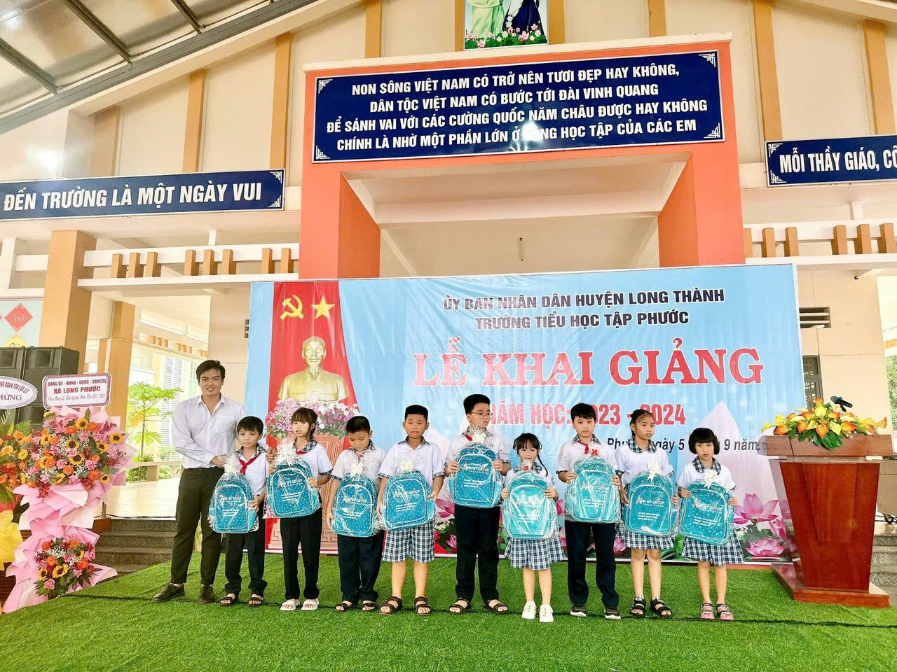 Tặng quà tại Tiểu học Tập Phước